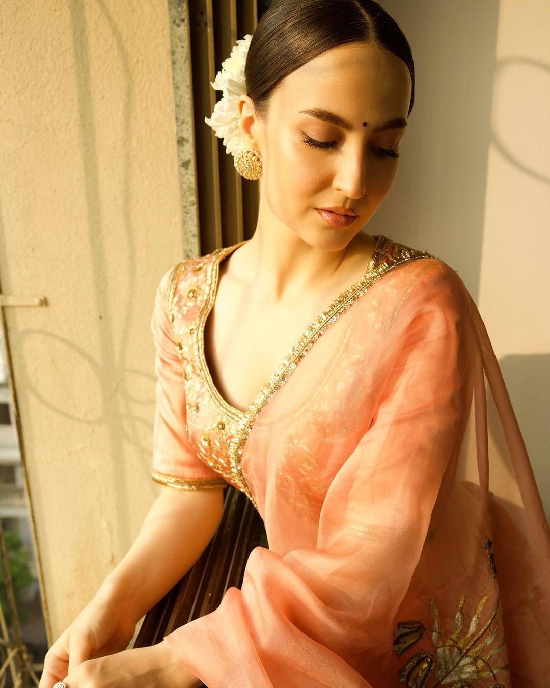 Bollywood Actress Elli AvrRam Stills in Pink Saree